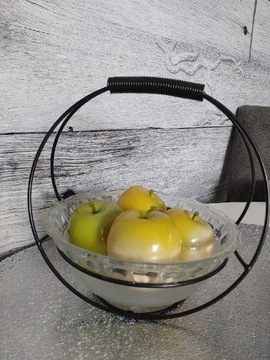 Metalowy koszyk na owoce ze szklaną miską 