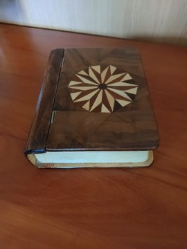 Szkatułka z drewna w kształcie książki -intarsja