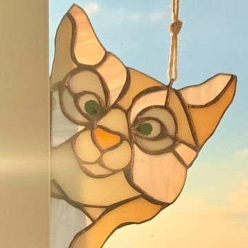 Panel okienny witraż z kotem zaglądający kot