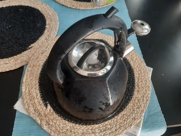 Czarny stalowy czajnik z gwizdkiem 