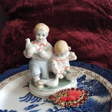 Figurka porcelanowa ZHK Połonne Dzieci z gołębiami vintage PRL