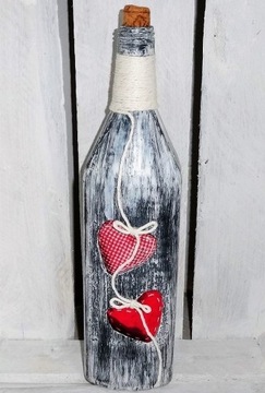 Butelka szklana ze sznurkiem i serduszkami