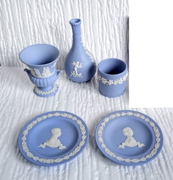 Zestaw z porcelany jaspisowej Wedgwood 