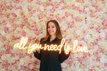 Napis świetlny "all you need is love" neon wynajem