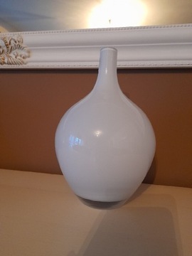 Biały szklany wazon kula 