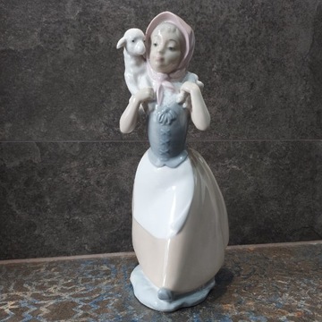 Porcelanowa figurka NAO dziewczynka z owieczką