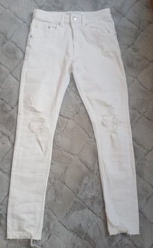 Białe jeansy z dziurami 