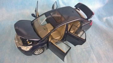 Nissan Tiida - 1/18 - mega opcje jak Auto Art 