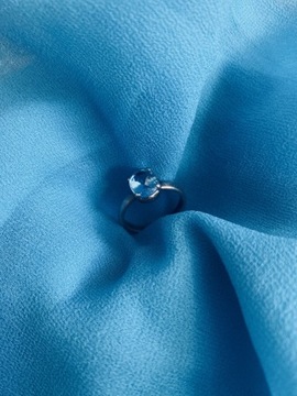 pierścionek ze srebra próby 925 niebieski topaz