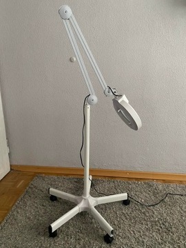 Lampa kosmetyczna ze szkłem powiększającym