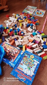 Klocki drewniane w tym Jenga, zegar, puzzle