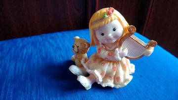 Figurka dziewczynka z harfą i misiem 