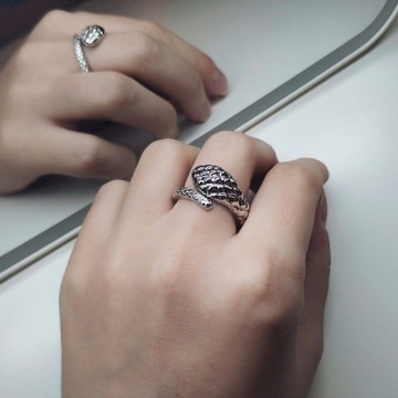 Stylowy srebrny damski pierścionek w formie węża