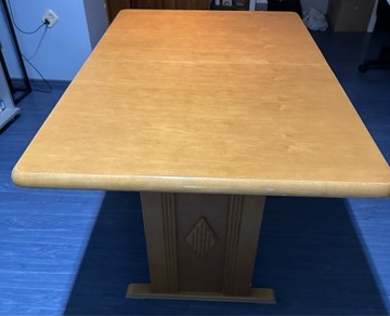 Stół z drewna z możliwością powiększenia