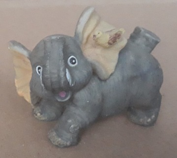 Figurka słonik z podniesioną trąbą