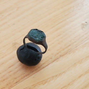 średniowieczny pierścień sygnet