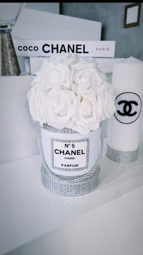 Flower box  Chanel  cyrkonie róże piankowe 