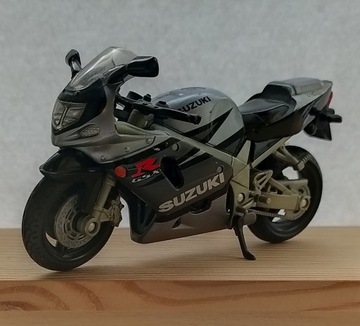 Hot Wheels Suzuki GSX-R750 1:18