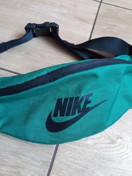 Zielona nerka Nike Heritage (saszetka)