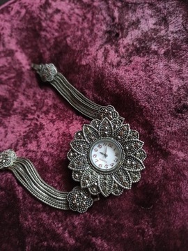 Zegarek biżuteryjny damski kwarcowy z markazytami w stylu retro vintage
