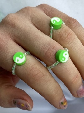 Zielone neonowe pierścionki na gumce y2k