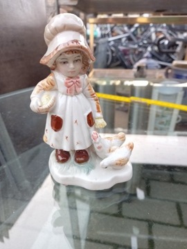 Figurka porcelanowa dziewczynka z kurkami