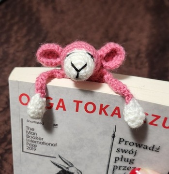 Zakładka do książek, różowa owieczka amigurumi 