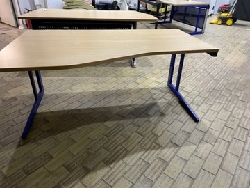 biurko duże stabilne z wyprofilowanym blatem 
