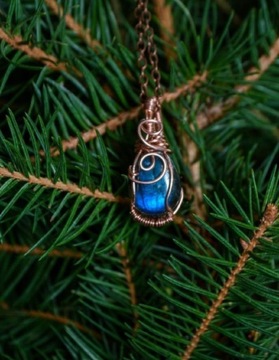 Zawieszka z labradorytu. Biżuteria wire wrapping 