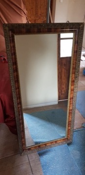 Stylowe lustro w drewnianej ramie