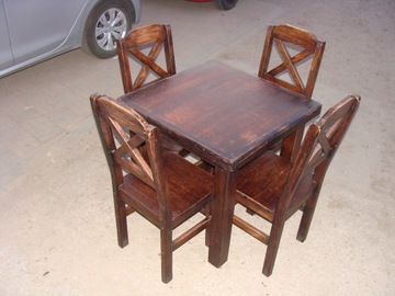 Stół drewniany, cztery krzesła drewniane, solidne.