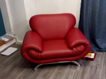 Sprzedam czerwony fotel.