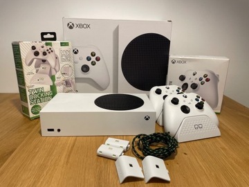 Xbox Series S z drugim kontrolerem i ładowarką