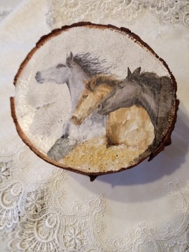 Konie w galopie na plastrze drewna obrazek ozdoba
