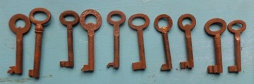 10 starych kluczy z dziurkami do mebli. Zestaw
