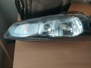 F.Focus Lampa prawa przednia led uszkodzony.klosz