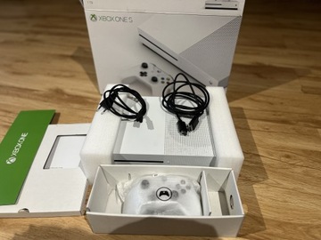 Xbox One S 1 TB + pad