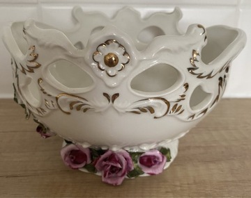 Bombonierka porcelanowa Handmade zdobiona różami  