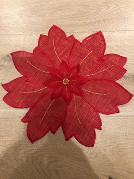 Serweta czerwona kształt kwiatu