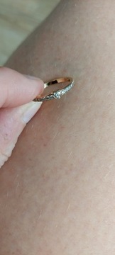 Przepiękny pierścionek z serduszkiem ze złotaApart