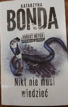 Nikt nie musi wiedzieć.  K. Bonda