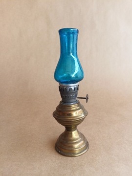 Stara mosiężna lampa naftowa. Niebieski komin.