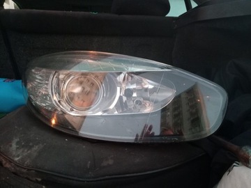 Lampa lewa Renault Fluence uszkodzona