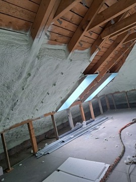 Ocieplanie pianką pur poddasza stropy dachy domy