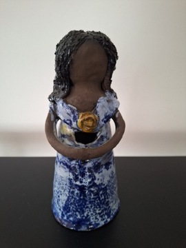 Figurka ceramiczna kobieta z kwiatem w sukni 