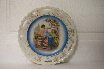 Ozdobny porcelanowy  talerz - Helena i amorki 