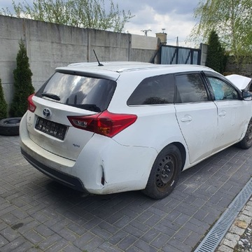 Toyota Auris kombi 15 rok  hybryda kpl tył