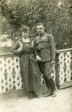 Żołnierz z medalami i dziewczyną