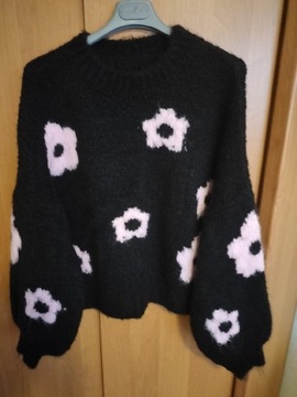 Sweterek czarny w blado różowe kwiaty 