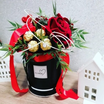 Flower box Dzień Kobiet róże Ferrero prezent 
